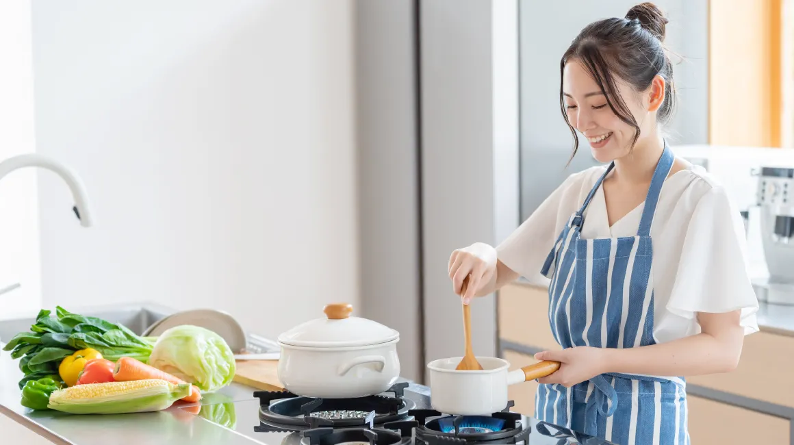 キッチンで料理をする女性