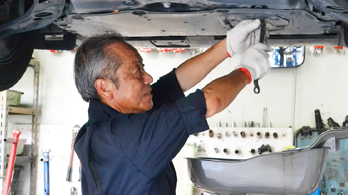 車の下回りを点検する様子