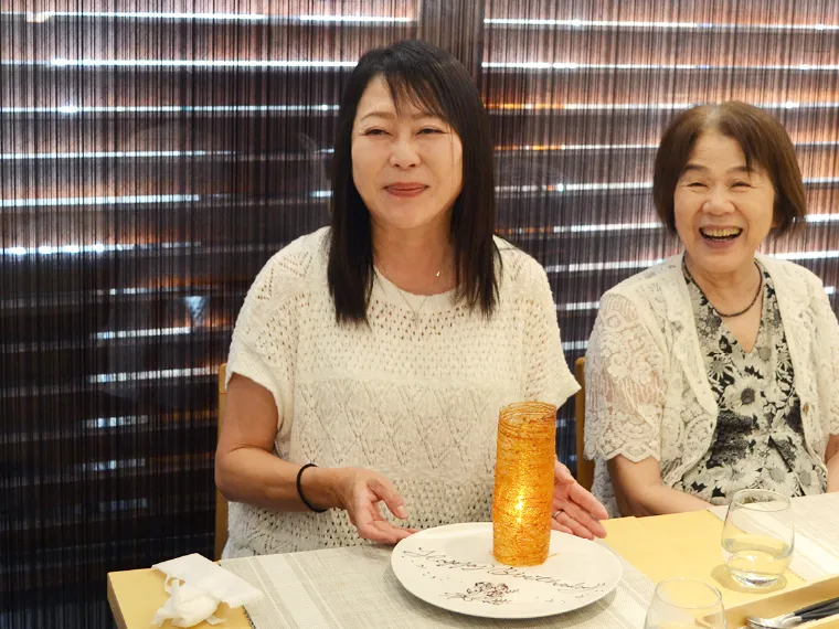 店内で食事を楽しむお客様