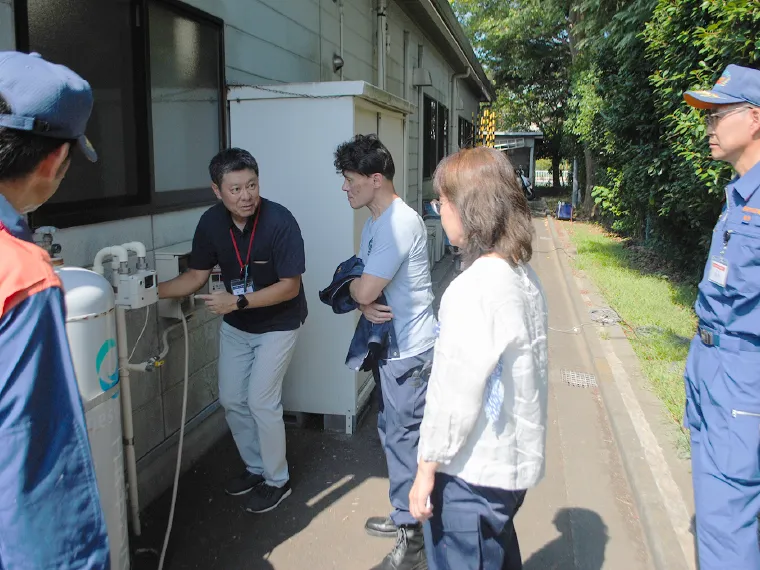 消防署員と発電機を確認する様子