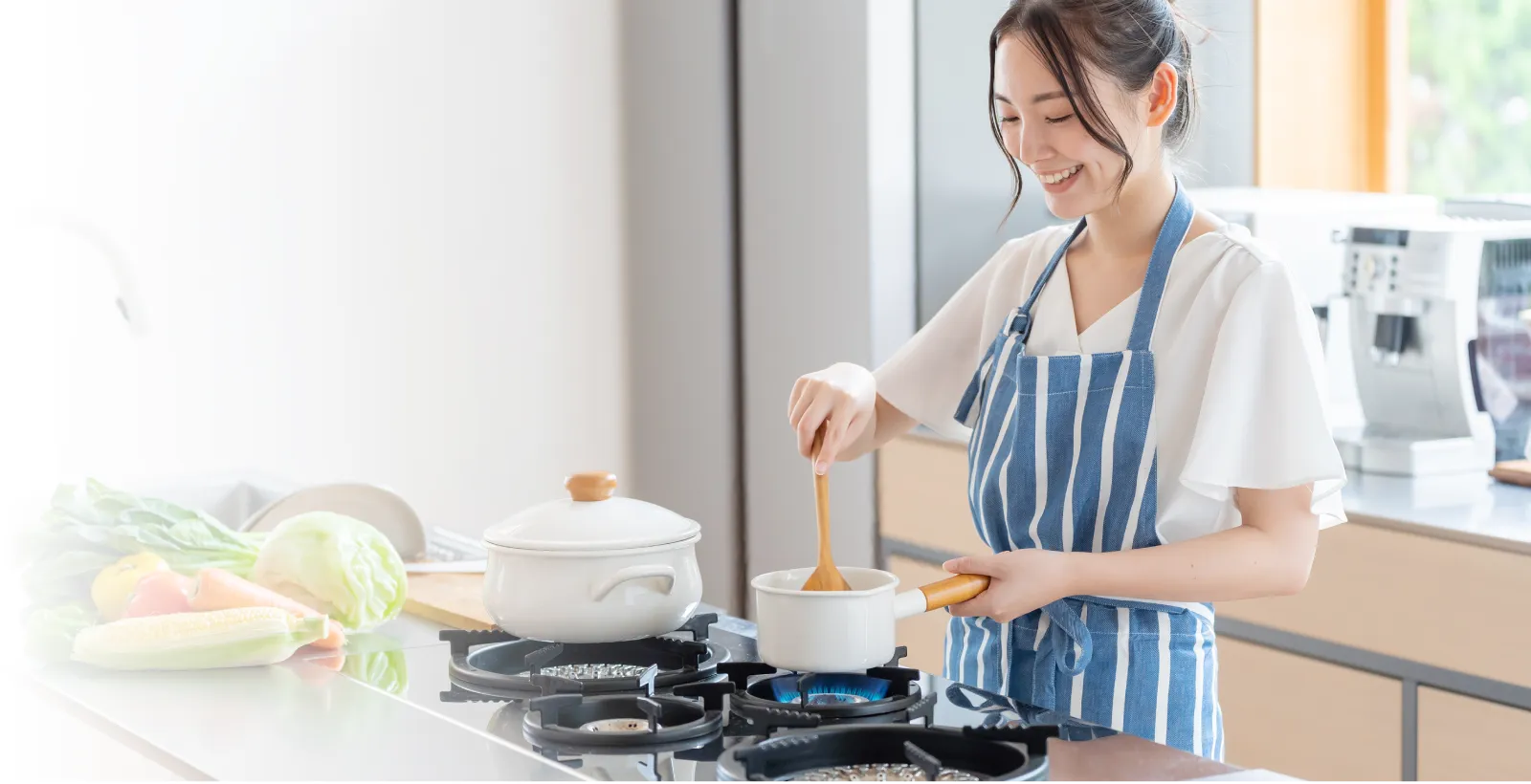 キッチンで調理をする女性